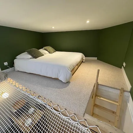 Le Cocon Suspendu Avec Filet Et Cinema Prive Appartement